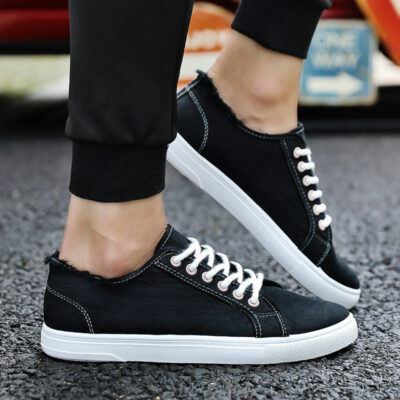 Men’s fashion canvas shoes.