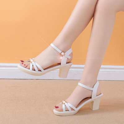women’s one-button thick heel shoe