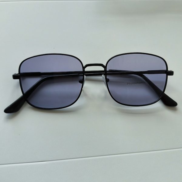 Light-sensitive glasses