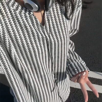 V-neck long-sleeved T-shirt