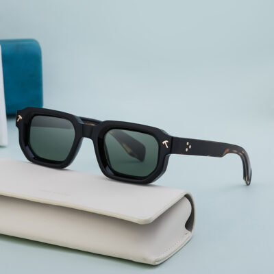 Men’s black rimmed glasses