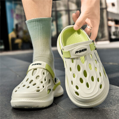 couple style wearing thick-soled wading shoes