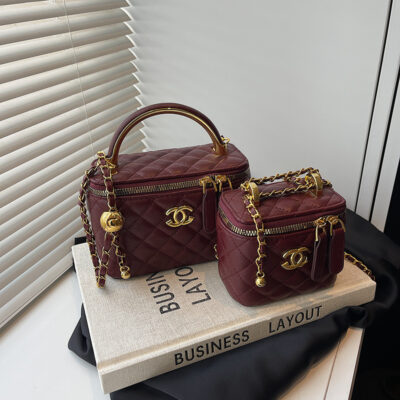 Women’s fashionable commuter shoulder bag