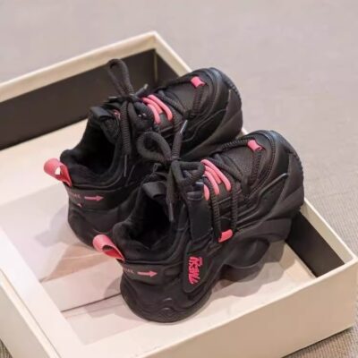 Girls’ sneakers medium and large size