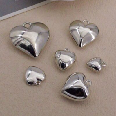 three-dimensional glossy necklace