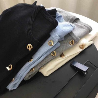 fragrant knitted cardigan with a round neck